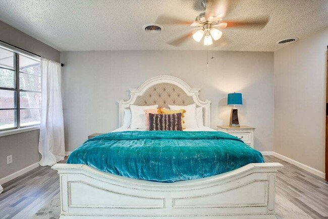 Building Photo - Beautifully Updated Home with Modern Ameni...