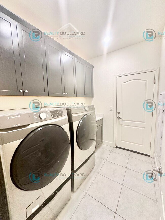 Building Photo - 2098 Bishop Pine St