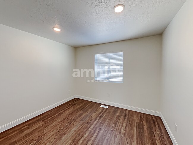 Building Photo - 2411 E Buckskin Way