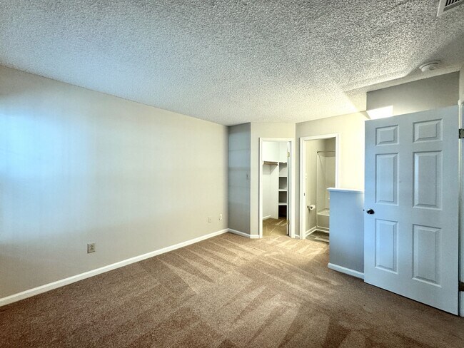 Building Photo - Updated 1st Floor/1-Level Condo Available ...