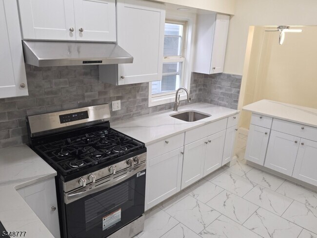 Building Photo - 212 Park Ave