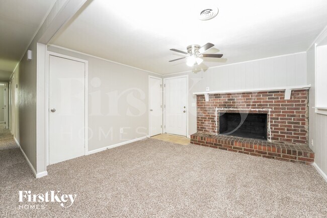 Building Photo - 1038 Adrian Cir SW