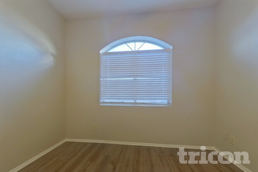 Building Photo - 11619 W Cyprus Dr
