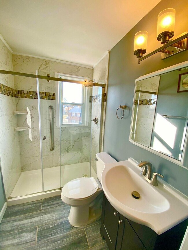 Building Photo - Charming 3 Bedroom/1 Bathroom Townhome in Yale Heights Home - Fenced Backyard!