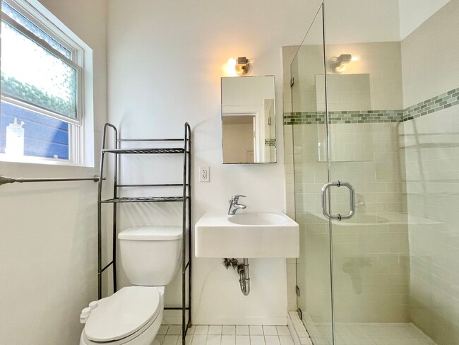 Building Photo - 3BR/2BA Renovated Victorian Full Floor Fla...