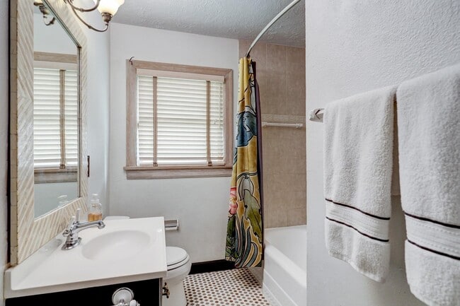 Building Photo - 610 Oakley St