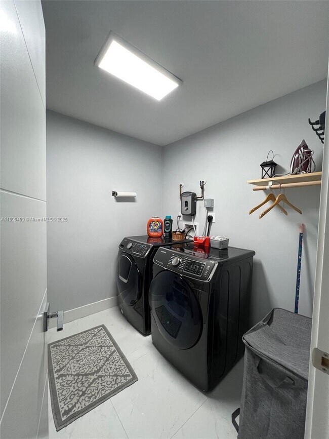 Building Photo - 4101 SW 99th Ct