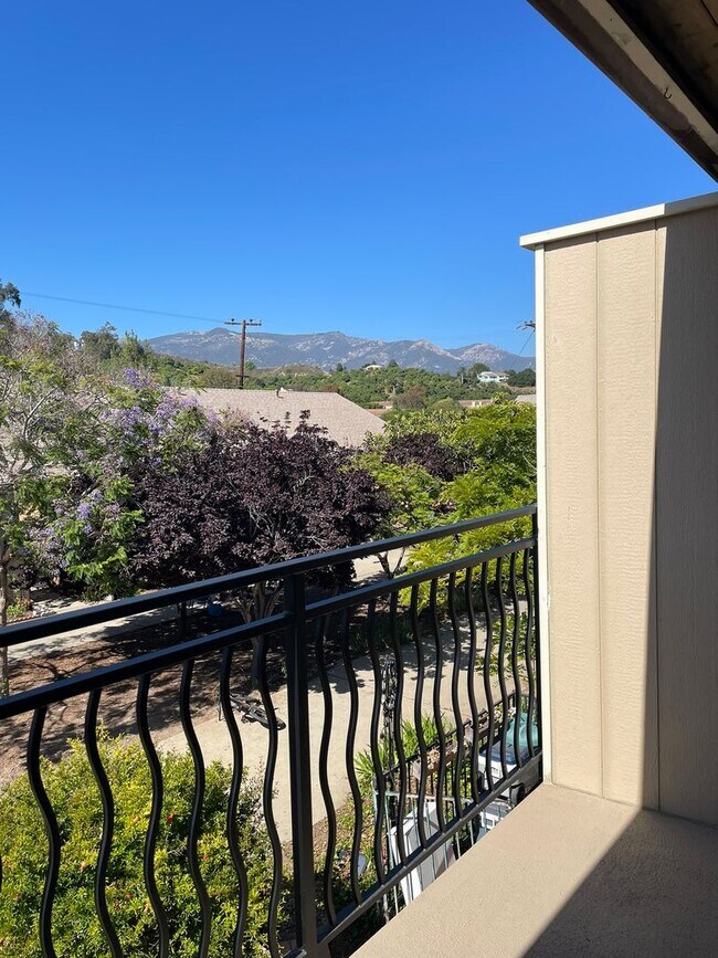 Building Photo - Sunny Upstairs Two Bedroom Unit with Large...