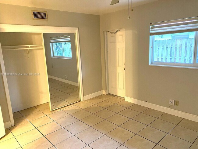 Building Photo - 2121 NE 40th Ct