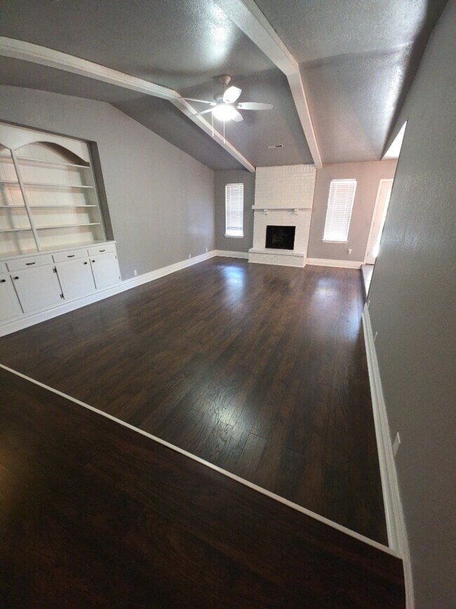 Building Photo - "Charming 3-Bed, 2-Bath Haven in Broken Ar...