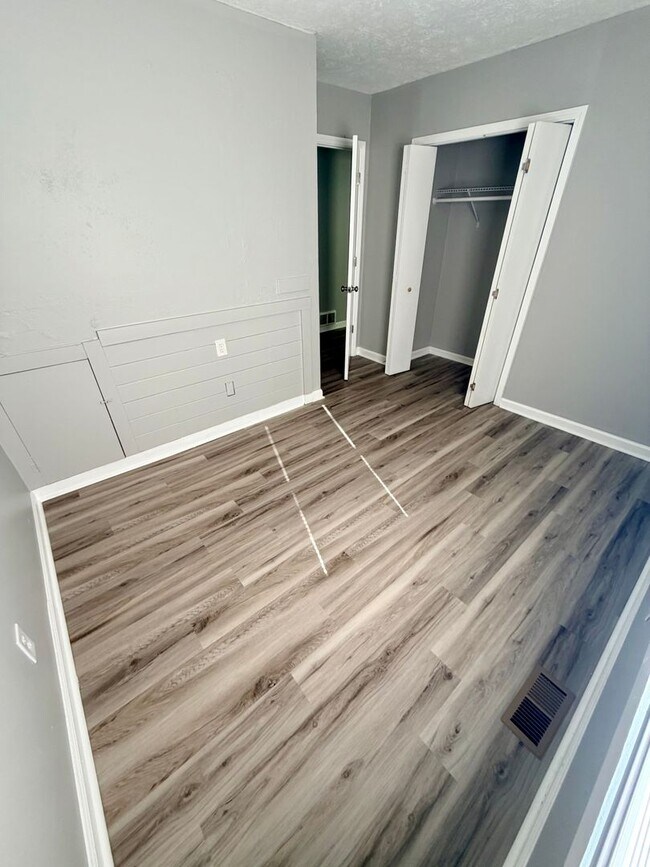 Building Photo - 2472 Woodhill Dr