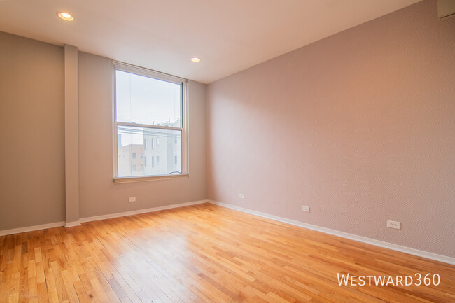 Building Photo - Fantastic two bed in West Town!