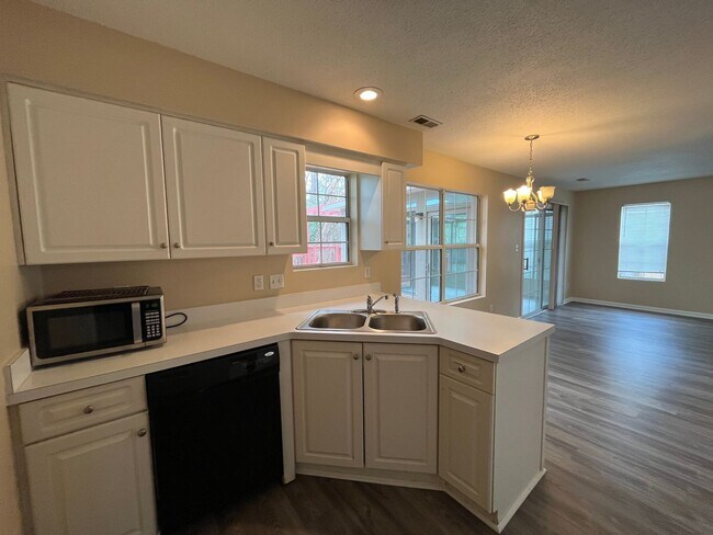 Building Photo - 3 Bedroom, 2 Bathroom Home in Kings Charter