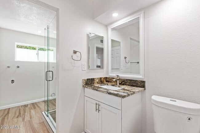 Building Photo - 1337 E Northshore Dr