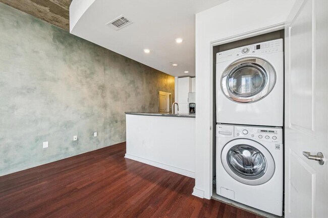 Building Photo - 360 Nueces St