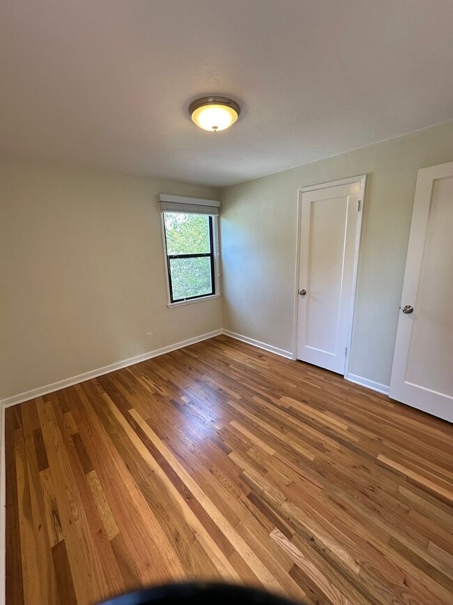 Building Photo - Available Now! 4 bed, 2 bath house in Shoreline!