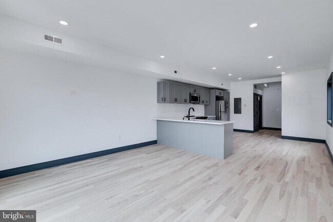 Building Photo - 555 N Lawrence St