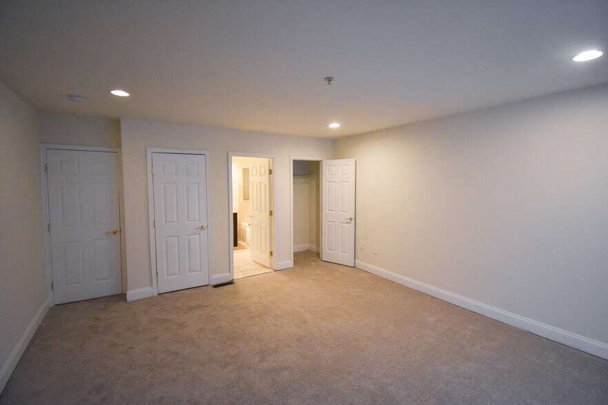 Building Photo - 13 S St NE