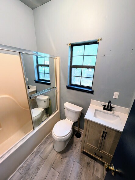 Building Photo - 1008 W 52nd St