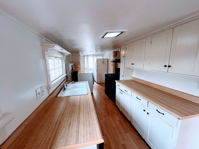 Building Photo - 2 Bedroom 1 Bath House in North Pacific Beach