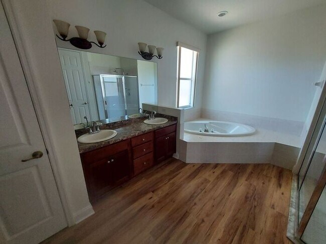 Building Photo - Beautiful 3/2/2 on 1/3 of an acre