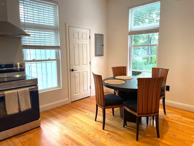 Building Photo - 26 Clifford St