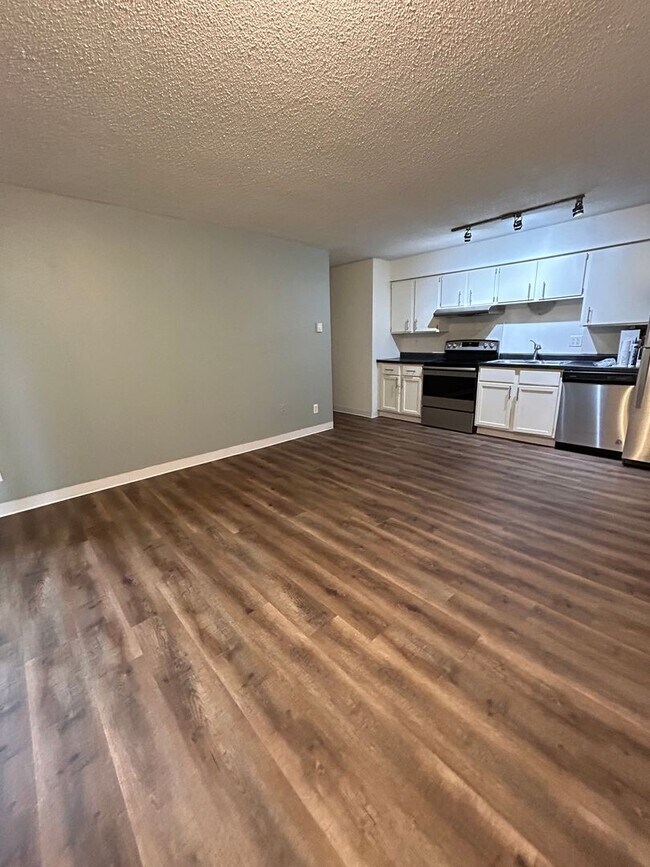 Building Photo - 2 Bedroom, 1 Bathroom apartment Available Immediately