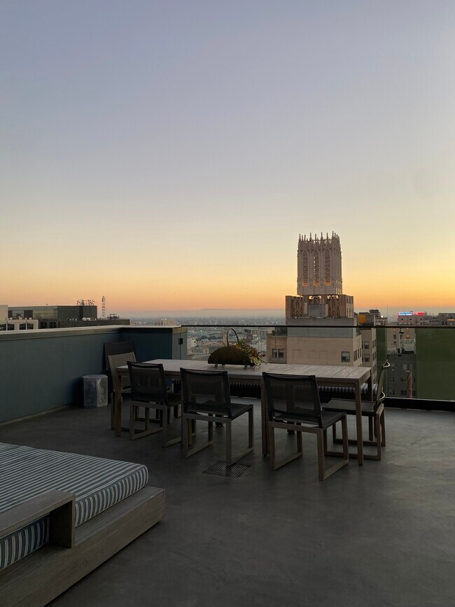 Building Photo - 849 S Broadway