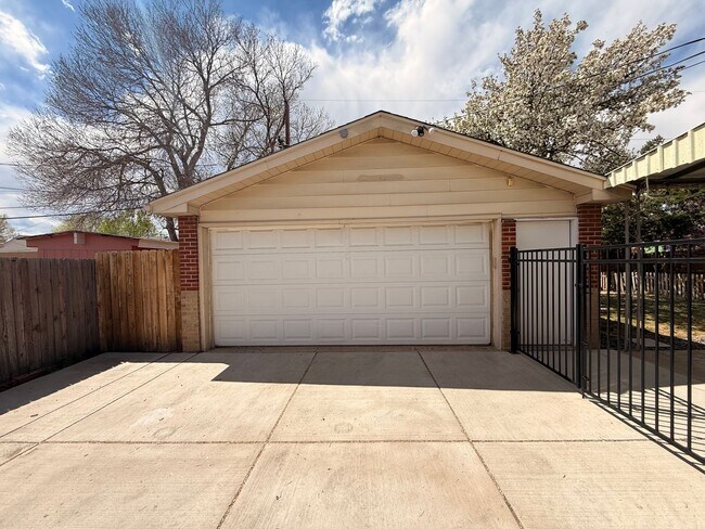 Building Photo - Spacious Twin Lakes Gem!!!