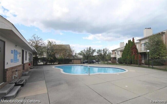 Building Photo - 6670 Maple Lakes Dr