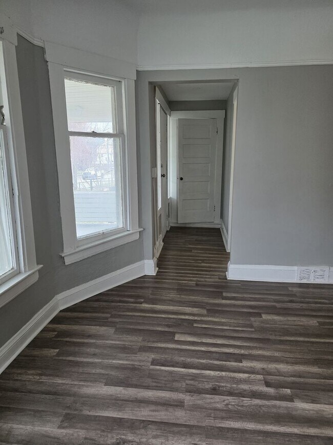 Building Photo - 2109 W 98th St