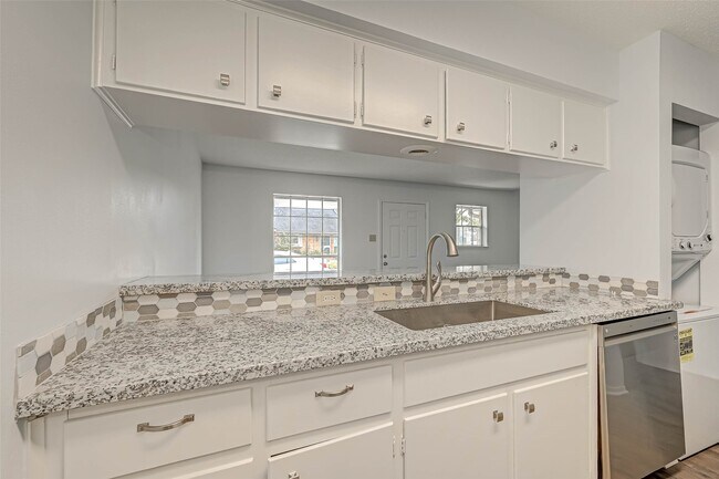 Building Photo - 1110 W Tri Oaks Ln