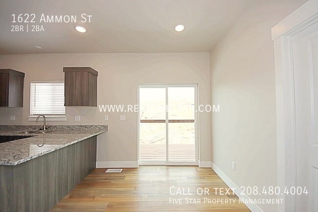 Building Photo - Stunning 2 Bedroom End Unit Townhome, Buil...