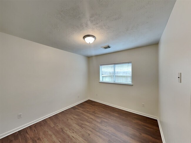 Building Photo - 409 Mystic Glen Loop