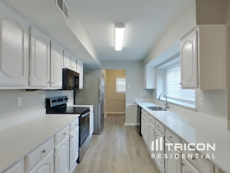 Building Photo - 1507 Carlsbad Dr