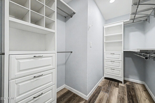 Building Photo - 855 W Lindner Ave
