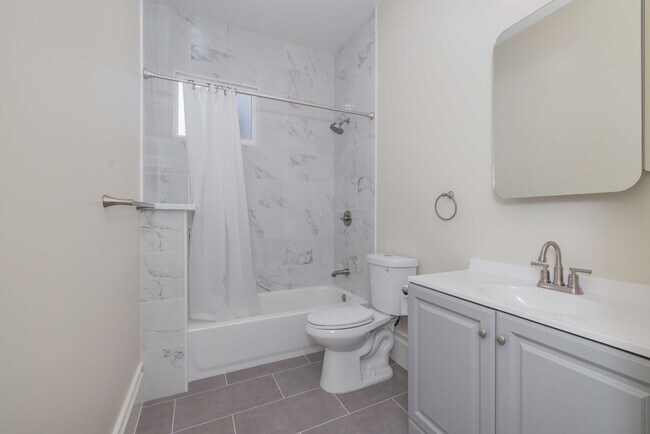 Building Photo - Fully Remodeled, Top Floor 3/2 Full Floor Flat W/ Bonus Room! In-Unit W/D!
