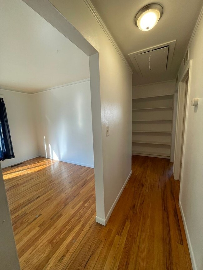 Building Photo - Three Bedroom Home in Sugarbrook Area!