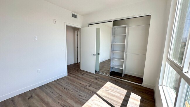Building Photo - Oversized 2-Bedroom with Open Layout and D...