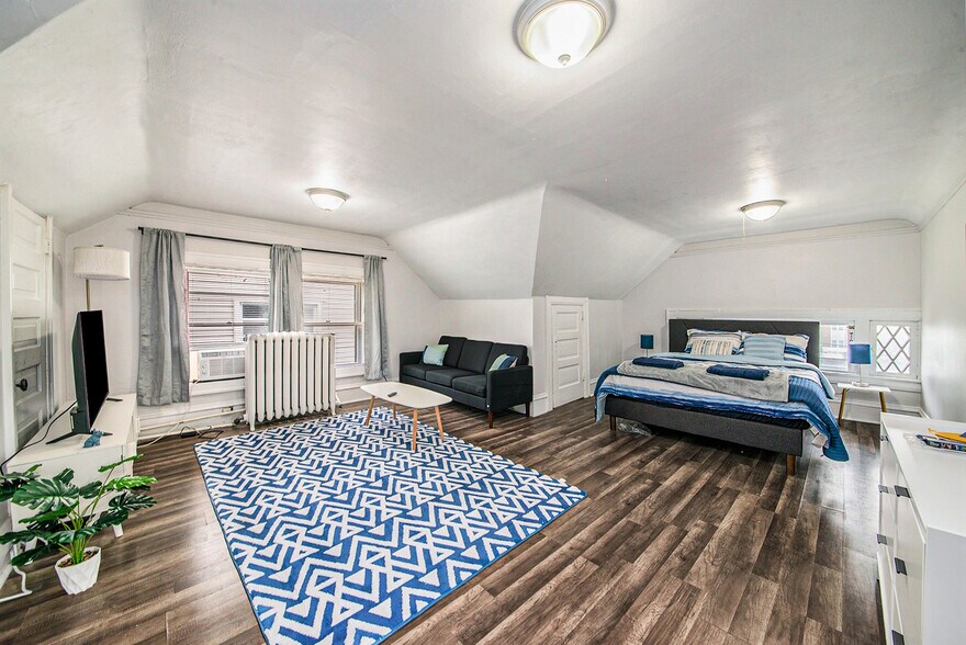 Building Photo - 624 Michigan St NE