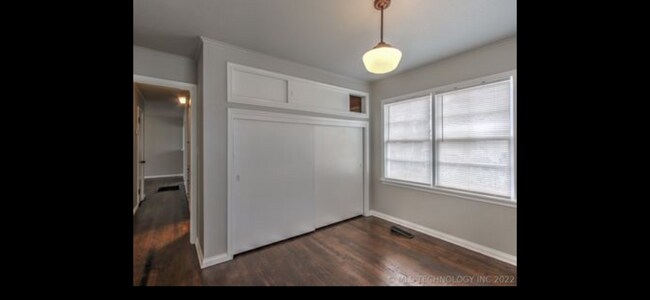 Building Photo - 925 E Thompson Ave