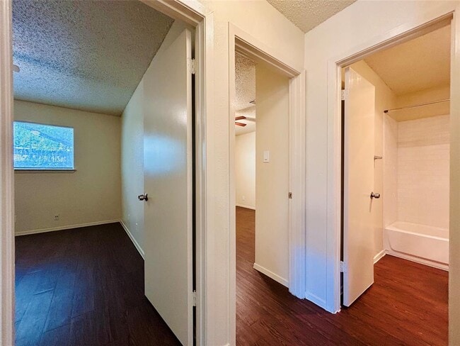 Building Photo - 8802 Pineridge Dr
