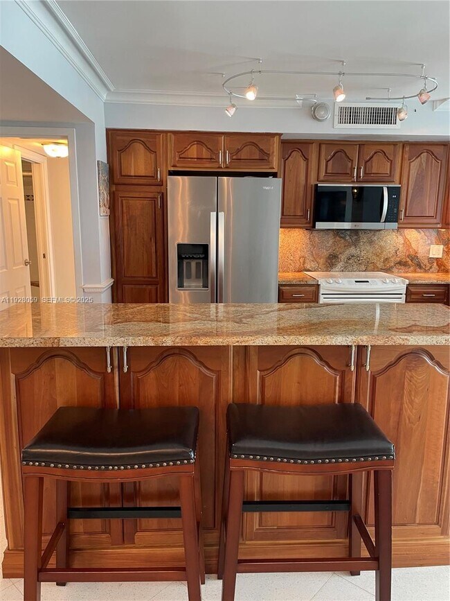 Building Photo - 2655 Collins Ave