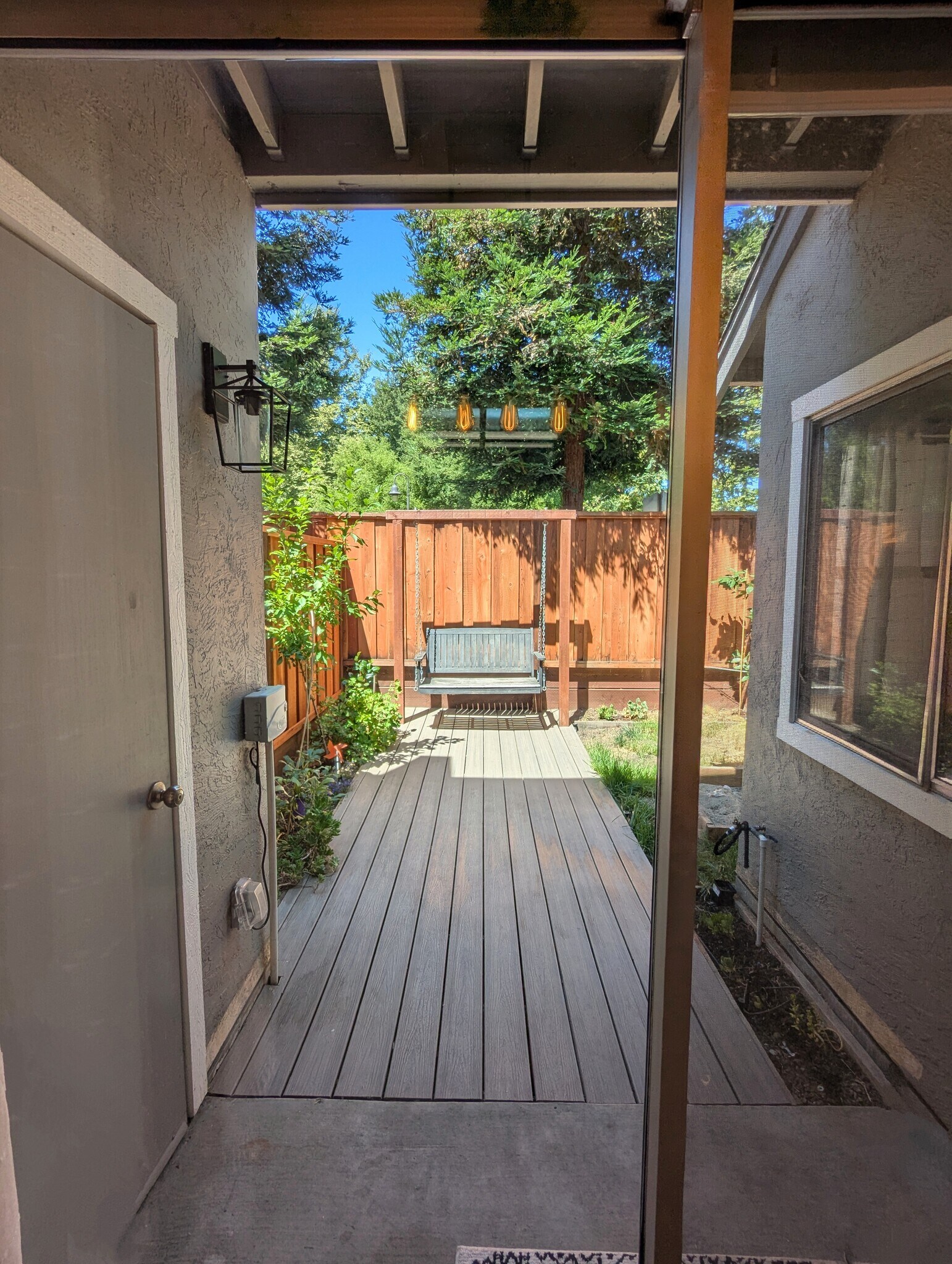 Private backyard w/seating - 3907 Vine St