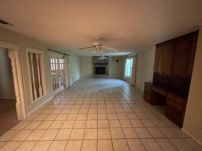 Building Photo - Spacious 3 bedroom, 2 bath