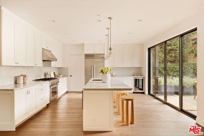 Building Photo - 1023 Superba Ave