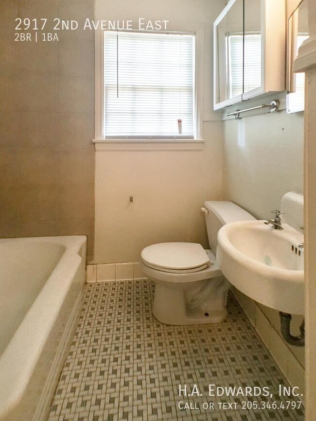 Building Photo - 2917 2nd E Ave