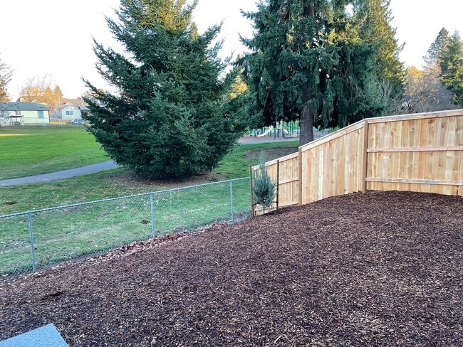 Building Photo - Don’t Miss This! Spacious Vancouver Home with Large Yard & Double Garage.