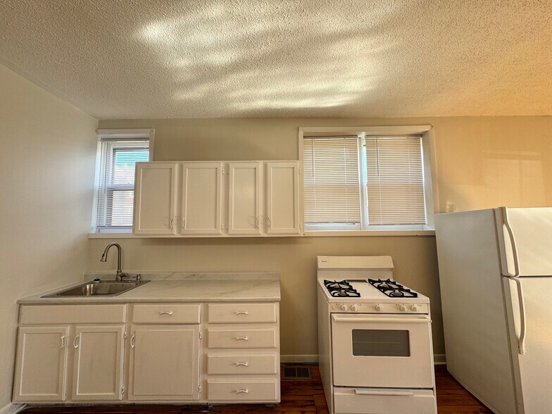 Building Photo - 2200 W 37th St