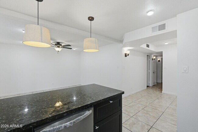 Building Photo - 1005 W 5th St